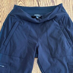 Athleta mid rise Headlands Hybrid cargo pant/leffing size 6 tall